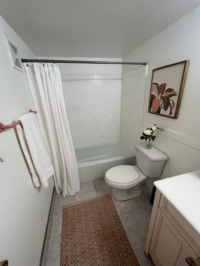 Building Photo - 2 Bedroom Condo at Greentree Condominiums!