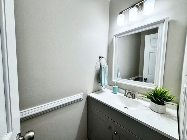 Building Photo - READY NOW!! Completely Updated 3-Bedroom Townhome in Kempsville Lake! Fenced Backyard - Pet Frien...