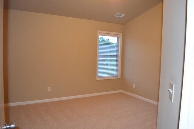 Building Photo - 665 Township Cir