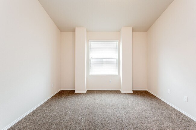 Building Photo - 3 Bedrooms, 2.5 Bathrooms – Stylish and Co...