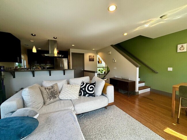 Building Photo - Amazing Phinney Ridge/Greenlake Home