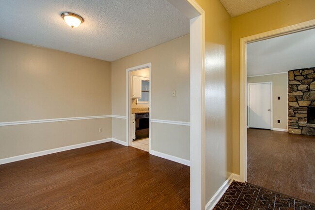 Building Photo - 5635 Crievewood Dr