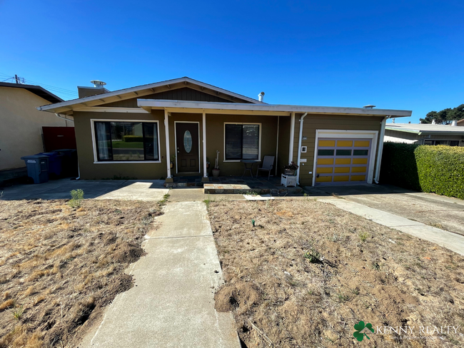 Primary Photo - 2 Bedroom Home with Bonus Room in South Sa...