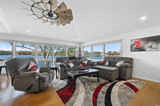 Building Photo - 100 Bayou Point