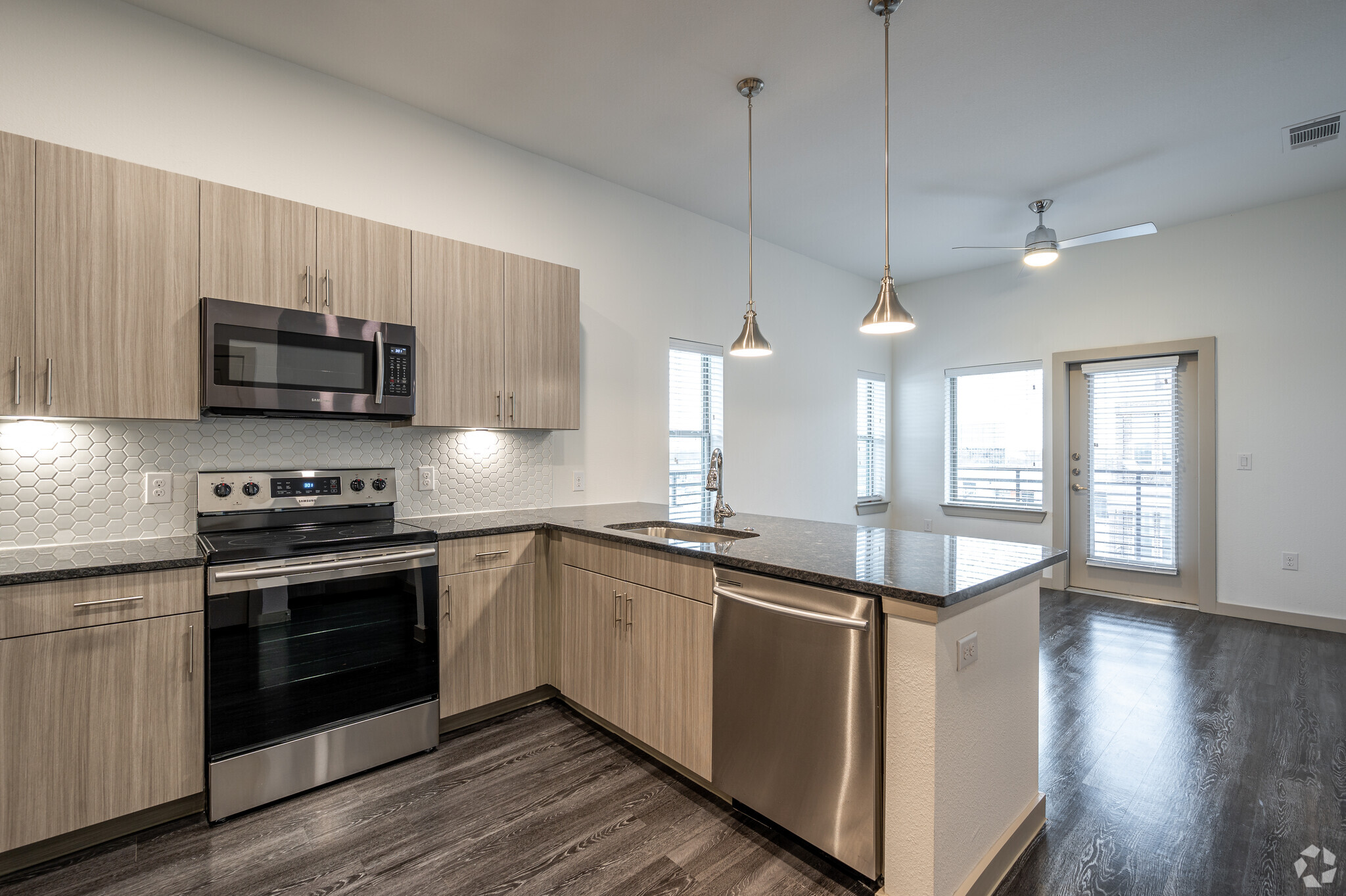 1BR, 1BA - 692SF - Alma Hub 121