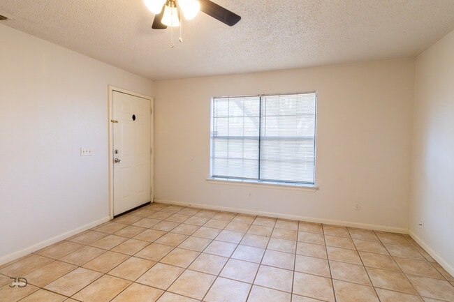 Building Photo - 2913 S Bandera Dr