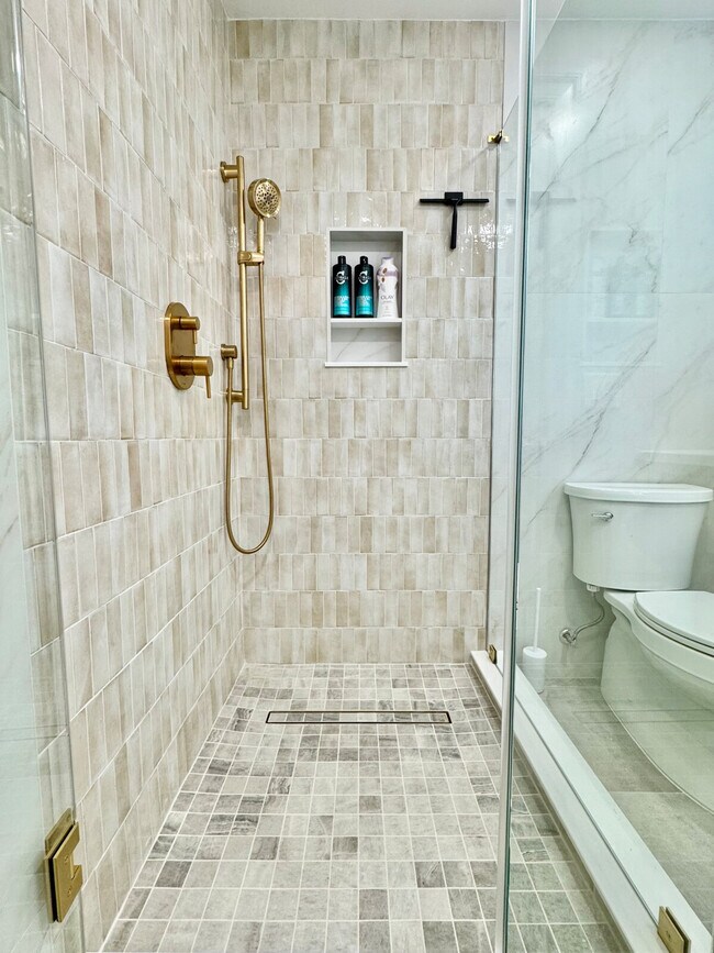 Building Photo - 240 Norgrove Ave