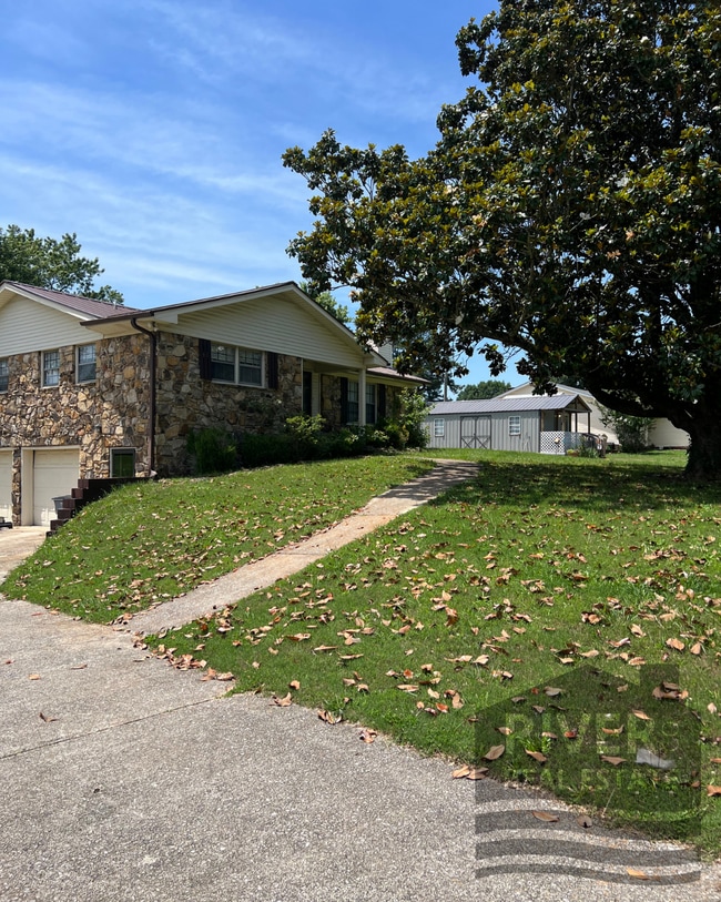Building Photo - 1233 Ridge Dr