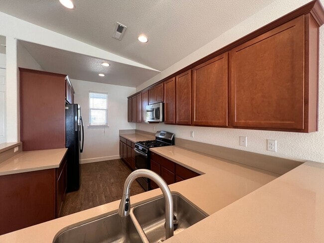Building Photo - Large 4 bedroom home located in Green Vall...