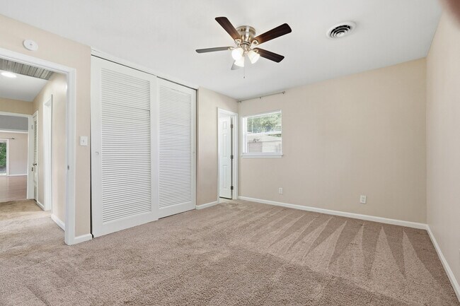 Building Photo - 338 Coral Dr SW