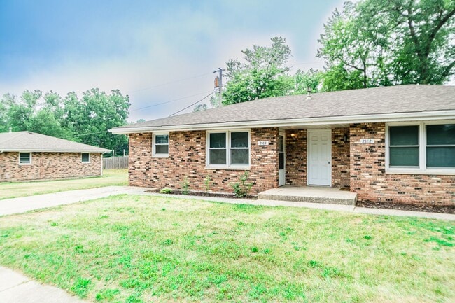 Building Photo - 2 bed 1 bath duplex in Portage