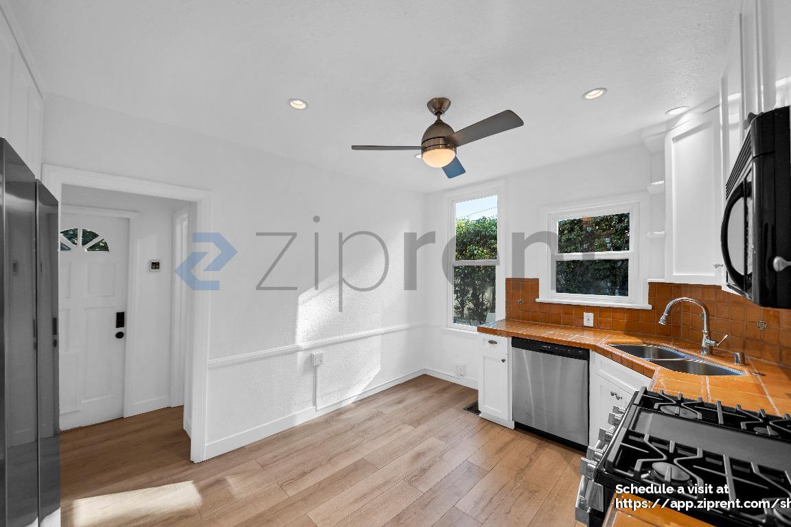 Building Photo - 5160 San Vicente Blvd