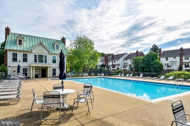 Building Photo - 1100 Quaker Hill Dr