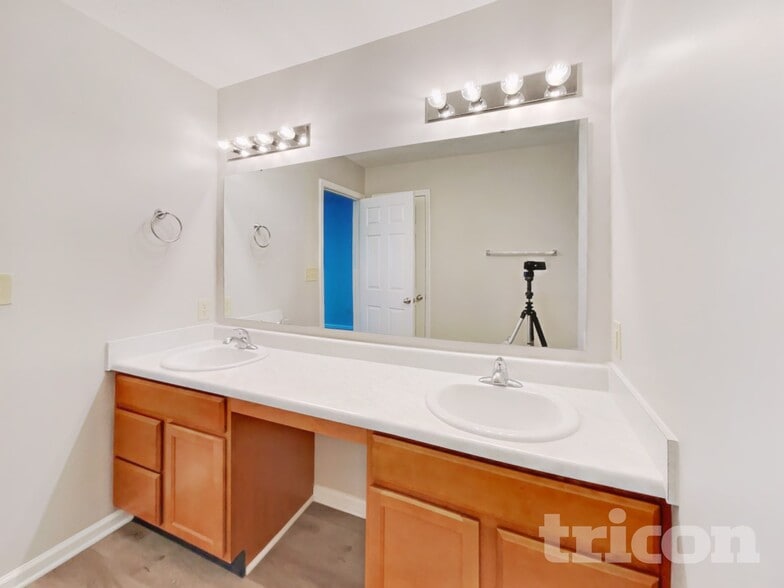 Building Photo - 817 Blue Ash Trail