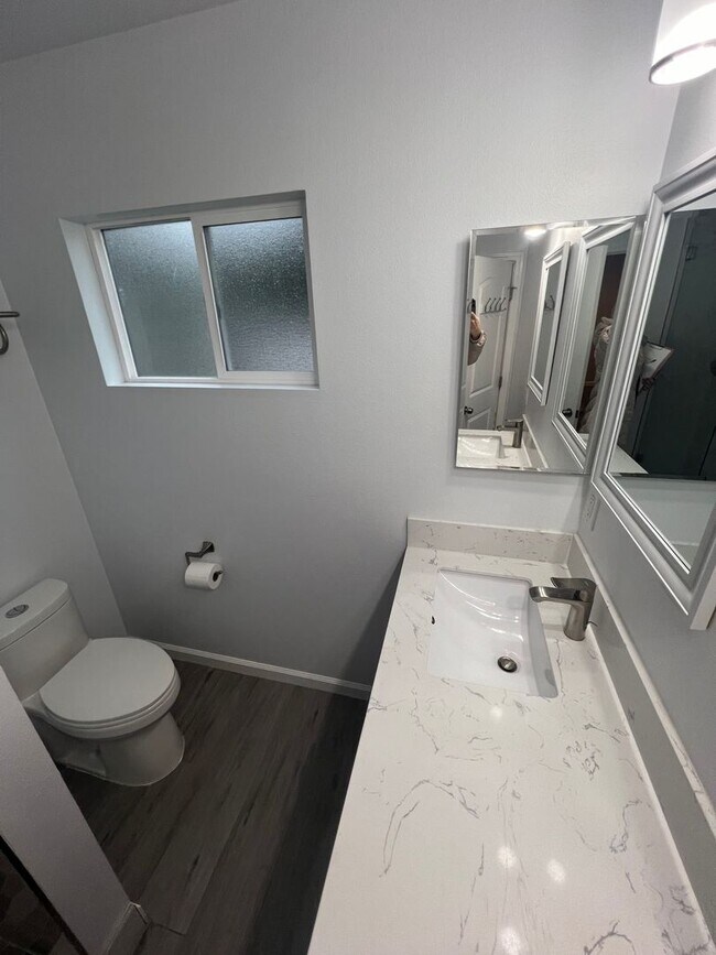 Building Photo - 212 N Aladdin Dr