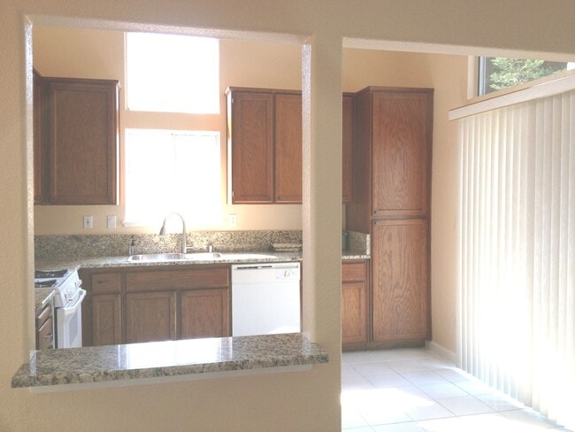 Building Photo - Home on quiet street in Roseville off Foothills Blvd