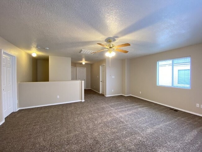 Building Photo - LOTS OF SPACE - LARGE 3 BR PLUS LOFT!