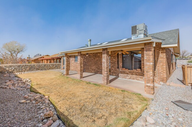 Building Photo - Inviting 3 Bed 2 Bath - Pet Friendly!