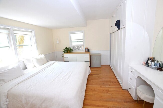 Building Photo - 2 Bedroom/1 Bath Unfurnished Back house 2nd floor