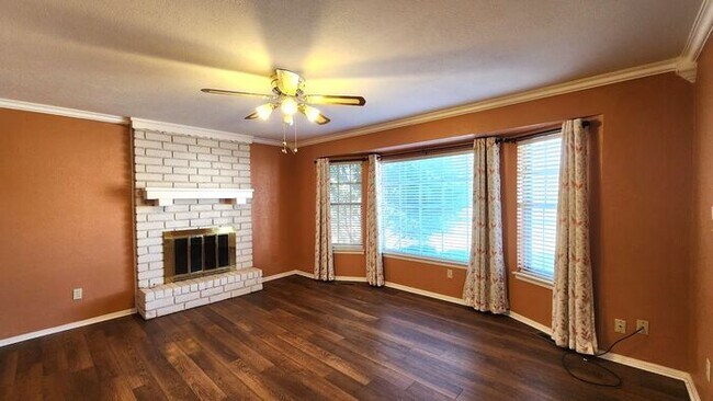 Building Photo - Beautiful 3 Bed 2 Bath Corner Lot