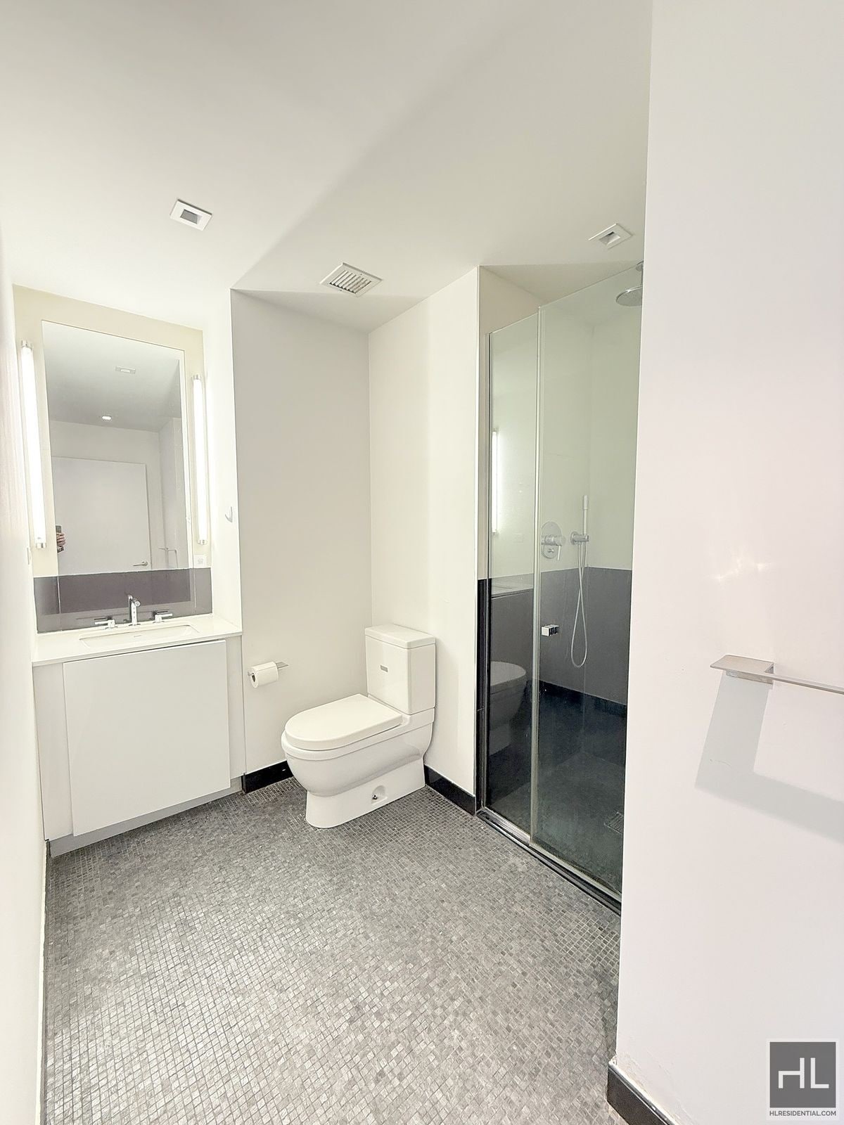 Building Photo - Large king size 1 bed 1 bath with washer a...