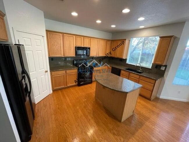 Building Photo - Gorgeous 3 bed, 2.5 bath, 1771 sq ft home ...