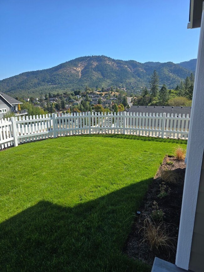 Building Photo - 3 bed 3 bath Brand-New Custom-Built home f...