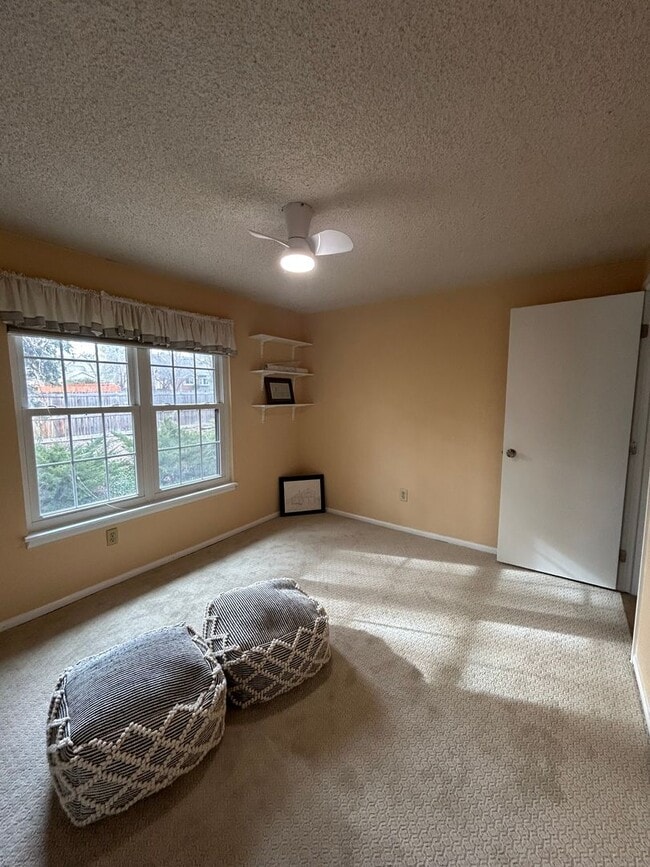 Building Photo - 5 BR/3 1/2 BA in the Desirable Meadowglen Community!!