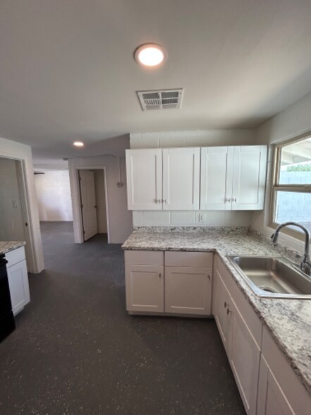 Primary Photo - 1540 W Desert Cove Ave