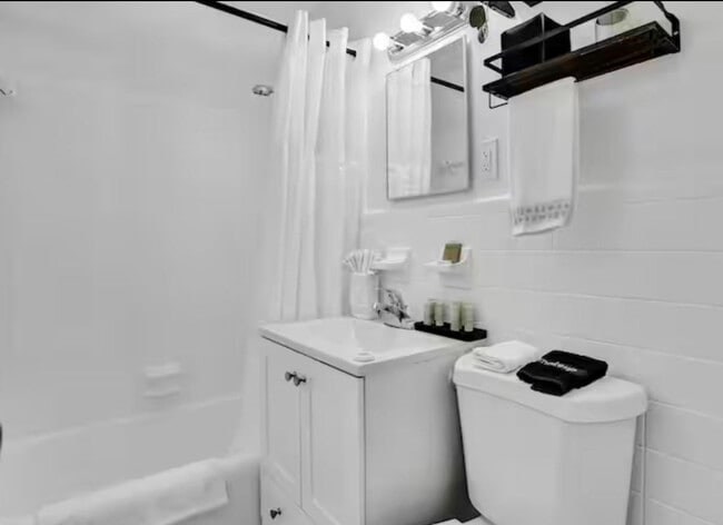 Building Photo - 820 NE 16th Ave