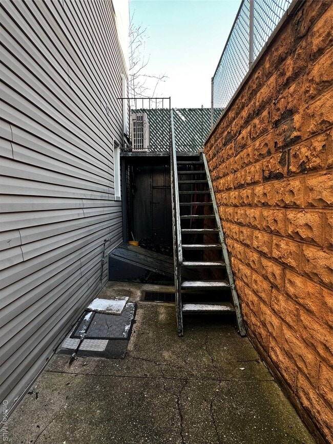 Building Photo - 5-16 Woodward Ave