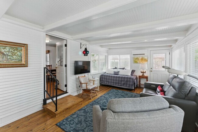 Building Photo - 175 Fredericksburg Rd