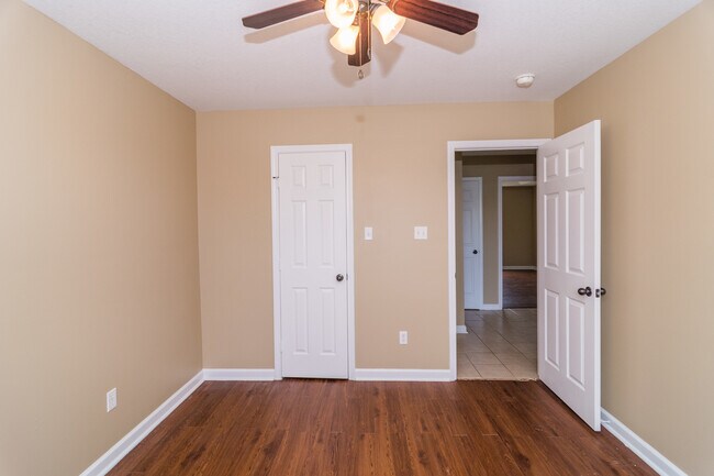 Building Photo - 3 Bedroom, 2 Bath Home in Valley View with Privacy Fenced in Backyard! June move in!!