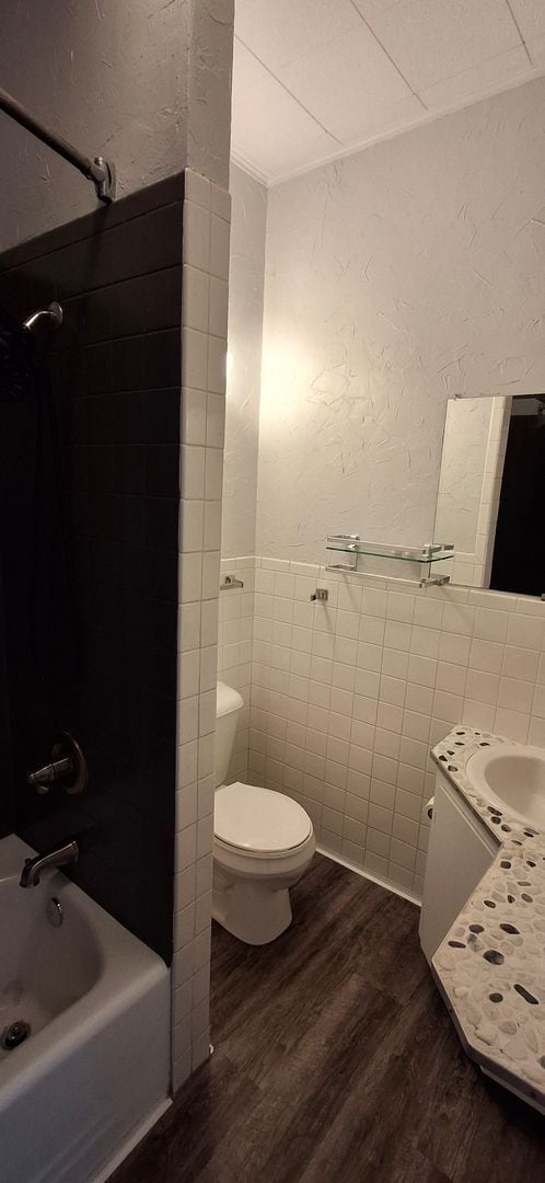 Building Photo - Spacious 4 Bedroom Stand Alone Home Near t...