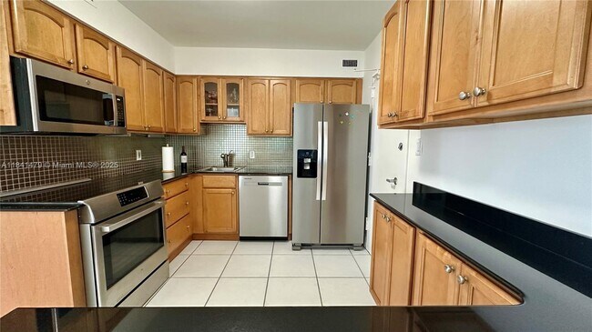 Building Photo - 5161 Collins Ave