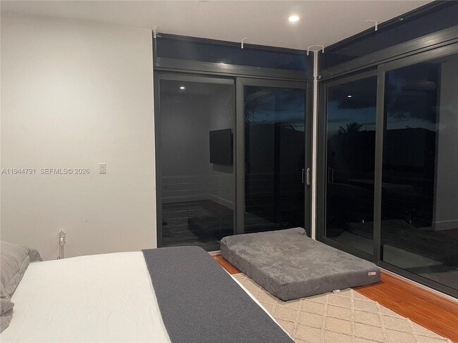 Building Photo - 909 NE 16th Terrace