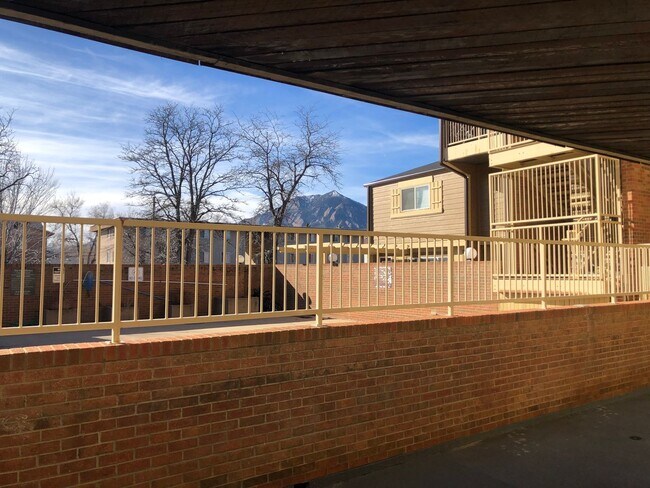 Building Photo - One Bedroom Main Level Condo for Rent Near CU