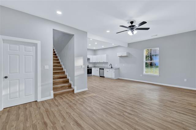 Building Photo - 323 W Cherry St