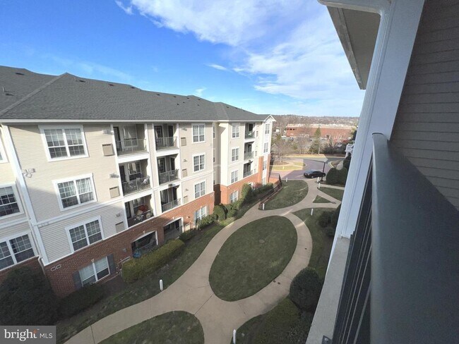 Building Photo - 4852 Eisenhower Ave