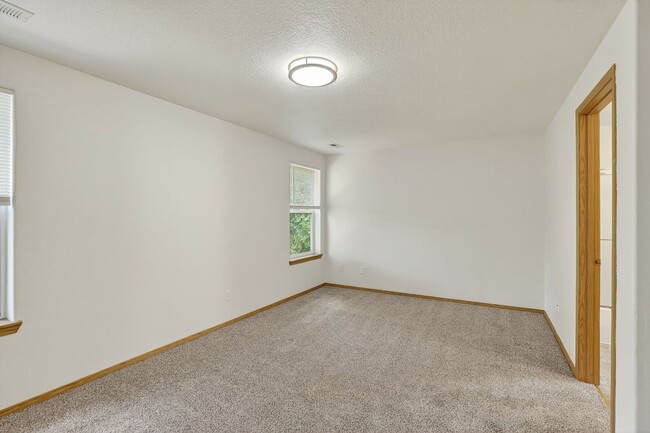 Building Photo - Great 2 story Townhome with Garage!