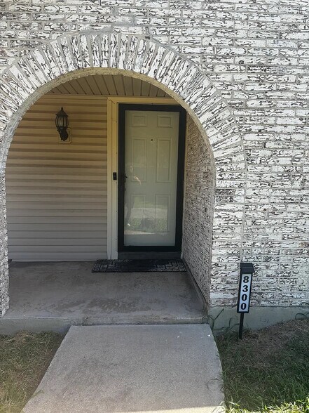 Building Photo - Room in Duplex on El Retiro Rd