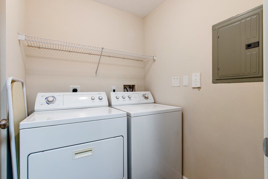 Building Photo - 9210 Myrtlewood Cir W