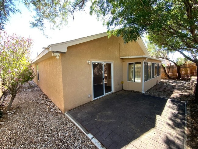 Building Photo - 3 Bedroom Single Story Home Near Unser Blv...