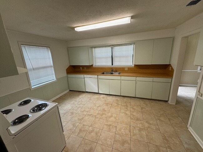 Building Photo - 310 Birdie Pl