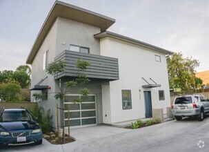 Building Photo - Modern Style 3-Bedroom House with Fenced Y...