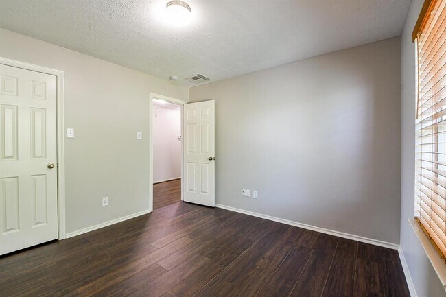 Building Photo - 10502 Scenic Cove Ct