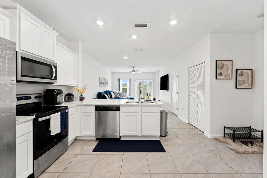 Building Photo - 9049 Gifford Dr