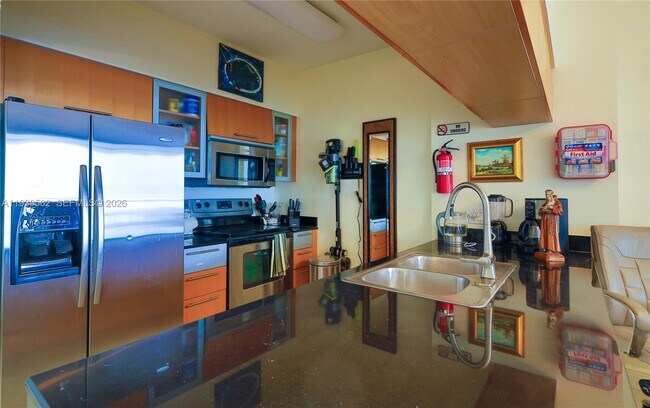 Building Photo - 1750 N Bayshore Dr