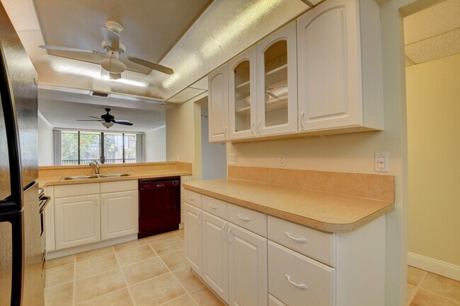 Building Photo - 16 Royal Palm Way