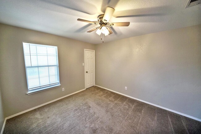 Building Photo - Stunning 4-Bedroom, 2.5-Bathroom Home in L...